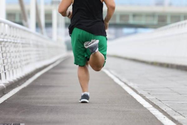 如何模仿亚运会体育项目动作提高水平?